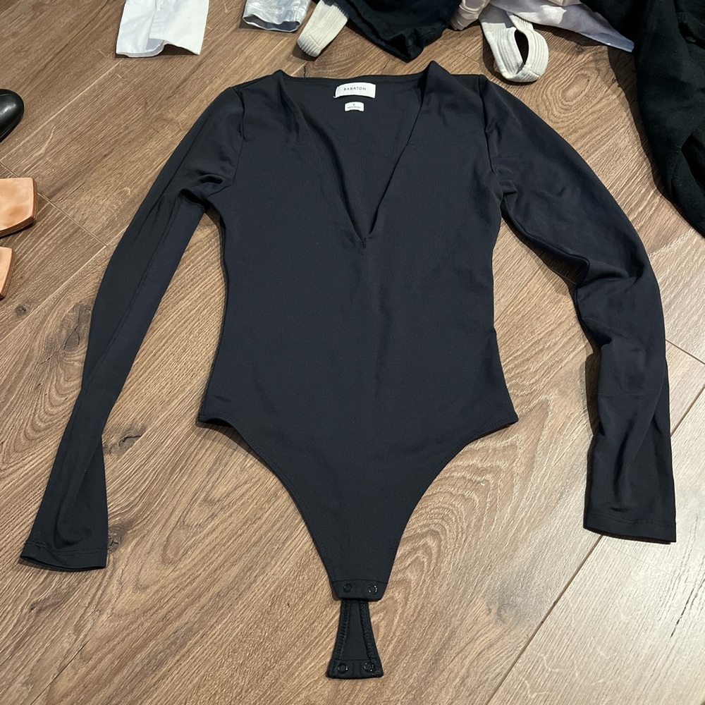 Aritzia Babaton V-neck bodysuit